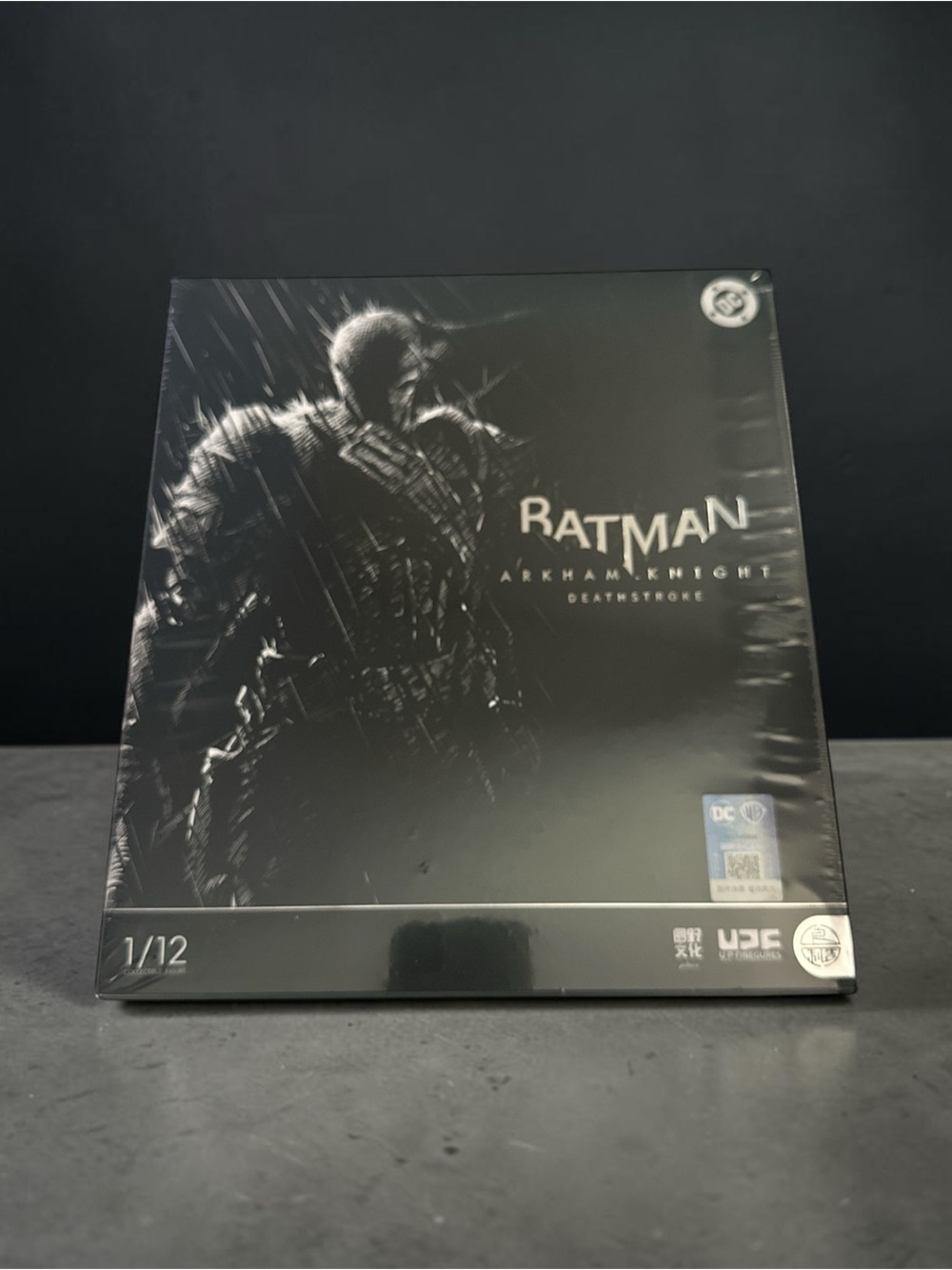 Batman Deathstroke Deluxe Figure - Black